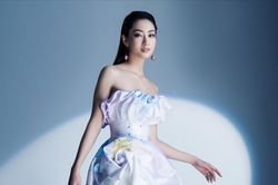 Lương Thùy Linh khoe chân dài trứ danh, đẹp như đóa hoa khiến fan thả tim không ngớt