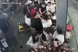 Clip: Nam thanh niên cầm cốc bia đập thẳng vào mặt bạn cùng bàn trong bữa nhậu cuối năm gây náo loạn