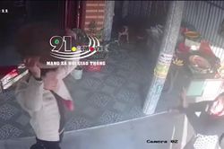 Clip: Bức xúc cảnh hai nam thanh niên hùng hổ cầm thớt gỗ ném thẳng vào đầu người phụ nữ