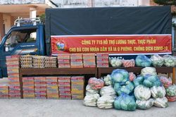 Trao nhu yếu phẩm cho người dân huyện Ia Grai bị ảnh hưởng bởi dịch Covid-19