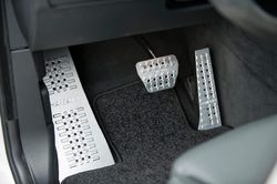 Lái xe số sàn nên đạp phanh trước hay côn trước?