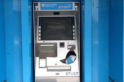 Bị cây ATM nuốt thẻ, nữ sinh 'nhẹ nhàng trút giận' ai dè thủng luôn chiếc máy
