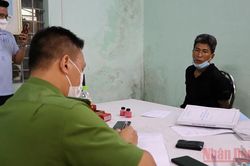 Bắt khẩn cấp hai nghi can cướp máy tính bảng của trẻ em học online
