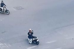 Hồn nhiên tập thể dục ngay ngã tư đường, cô gái khiến dân mạng ngán ngẩm: 'Con gái là thứ khó hiểu nhất'