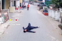 Clip: Khó hiểu cảnh người đàn ông bất ngờ lao ra đường nằm 'ăn vạ' ngay trước đầu ô tô