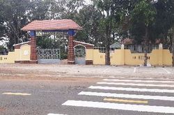Biển báo hạn chế tốc độ và biển tuyên truyền giảm tốc độ khu vực trường học