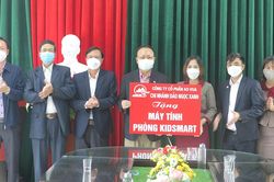 Trao tặng 20 máy vi tính cho hai trường học tại huyện Thanh Thủy