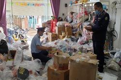 Tạm giữ hàng trăm loại thực phẩm không rõ nguồn gốc khi đang... livestream