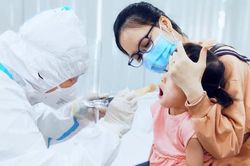 Trẻ em mắc COVID-19 điều trị tại nhà sử dụng thuốc gì?