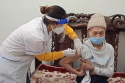 Đến tận nhà tiêm vắc xin cho người cao tuổi, nguy cơ cao tại Hà Nội