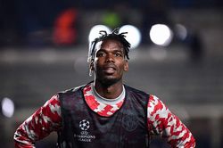 MU tăng lương cao chót vót giữ chân Pogba