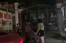 Clip: Bắt gặp vợ cùng nhân tình trên đường, người chồng nói một câu đầy chua chát khiến tất cả xót xa