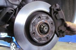 Cách bảo dưỡng phanh ô tô để yên tâm đi Tết