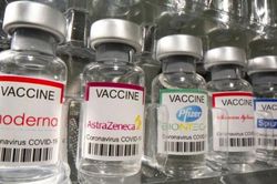 Giới đầu tư đe dọa 'giam' tiền thưởng của các giám đốc hãng vaccine Covid-19