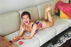 Uyên Linh khoe vẻ sexy táo bạo ở tuổi 34