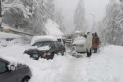 Pakistan: Bão tuyết khiến khoảng 20 người mắc kẹt trong xe thiệt mạng