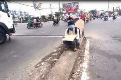 Ngồi lề đường xin tiền xe về quê, mạnh thường quân lại hỏi một câu, nam thanh niên vội co giò bỏ chạy