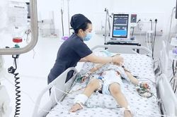 Tấm ván ven đường đập vào hông khiến bé trai 4 tuổi bị vỡ gan, dập lách