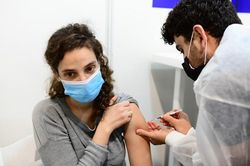 Thế giới đối mặt 'sóng thần Omicron': Chọn cách ứng phó linh hoạt hơn