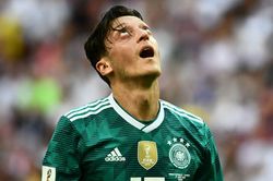 Mesut Oezil sắp trôi giạt sang Indonesia, cộng đồng mạng tiếc nuối