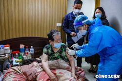 Hà Nội triển khai tiêm vaccine phòng Covid-19 tại nhà cho người già, yếu