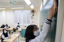 Hà Nội: Học sinh khối 12 quận Hai Bà Trưng đến trường học trực tiếp
