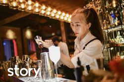 Nữ bartender bận rộn khi quán bar mở cửa trở lại