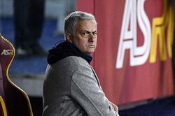 Mỗi ngày Mourinho lại lùi sâu hơn vào sự tuyệt vọng