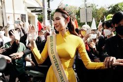 Hoa hậu Thùy Tiên mặc áo dài diễu hành, bật khóc khi được hàng nghìn fan chào đón