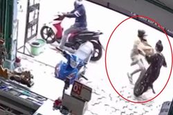 Clip: Vào quán giả vờ mua điện thoại, cặp đôi bị nữ chủ quán tóm sống