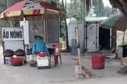 Ghé dọc đường mua ấu nóng, khách hàng giật bắn mình khi biết danh tính 'cô bán hàng'