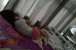 Con gái 6 tuổi ngủ phòng riêng liên tục than bị 'người lạ' chèn ép, mẹ sững người sau khi lắp camera