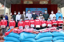 600 suất quà trao tặng học sinh nghèo tại xã Mường Nhà