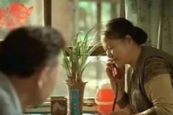 Cấm chồng mang tiền về cho mẹ, nàng dâu sững sờ nhận tờ di chúc khi bố mẹ chồng qua đời