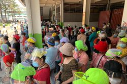 Công nhân Pouchen quay lại sản xuất