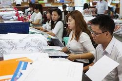 Sinh con thứ 3, công chức có bị kéo dài thời gian nâng lương?