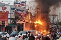 Trạm biến điện cháy lan sang showroom, một xe ô tô bị cháy xém
