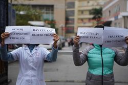 Hà Nội: Gần 50 nhân viên Bệnh viện Tuệ Tĩnh xuống đường cầu cứu vì bị nợ lương
