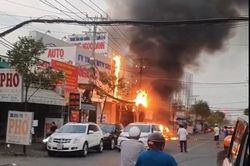 Cháy dữ dội trạm điện lan sang showroom ô tô toàn xe sang ở TP.HCM