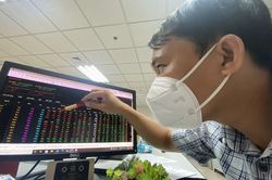 Cổ phiếu bất động sản 'nằm sàn' hàng loạt, VN-Index mất hơn 16 điểm