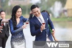 Ảnh tái ngộ của 2 cặp vợ chồng quyền lực Hương vị tình thân: Thu Quỳnh sang chảnh, Phương Oanh bị chộp toàn góc 'hiểm' nhưng vẫn xinh