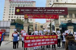 Bộ Y tế chỉ đạo khẩn vụ nhân viên Bệnh viện Tuệ Tĩnh căng băng rôn 'cầu cứu' vì bị nợ lương suốt 8 tháng