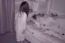 Nửa đêm đang ngủ, người mẹ trẻ giật bắn mình khi thấy 'bóng trắng' xõa tóc đứng cạnh giường