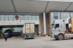 Mặt hàng quả thanh long tiếp tục được thông quan xuất khẩu qua Cửa khẩu Kim Thành