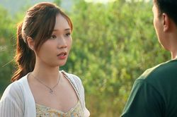 Ngọc Anh phản hồi về trang phục gây tranh cãi trong phim