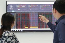 Cổ phiếu bất động sản lao dốc, VN-Index mất hơn 14 điểm