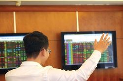 Cổ phiếu FLC tiếp tục nằm sàn, Vn-Index rơi xuống dưới 1.500 điểm