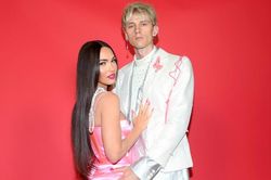 Megan Fox và tình trẻ kém 4 tuổi uống máu của nhau sau khi đính hôn