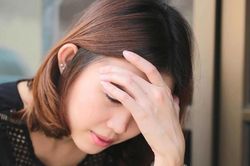 Chưa kịp mừng vì nghĩ được chồng tặng quà đắt tiền, tôi đã nghẹn họng khi đọc lời nhắn trong tấm thiệp đính kèm