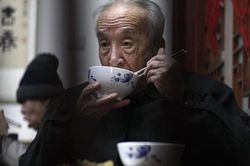 Nghe tin cha già 80 tuổi muốn tái hôn, con trai cầm dao gây ra thảm kịch kinh hoàng